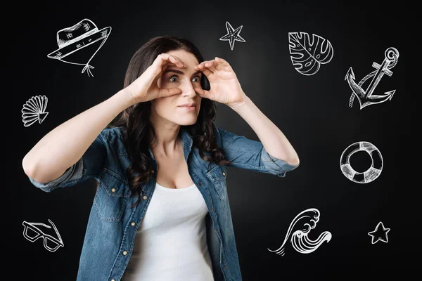 Emotionale Frau beeindruckt beim Anblick des Meeres — Stockfoto