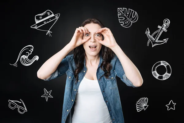 Junge Frau fühlt sich beeindruckt, während sie die schöne Meereslandschaft genießt — Stockfoto