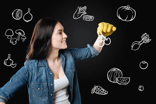 Jonge vrouw een kers proeven terwijl u in de tuin — Stockfoto