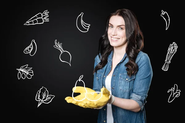 Feliz jardinero sosteniendo fruta fresca y sintiéndose satisfecho con el rendimiento —  Fotos de Stock