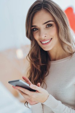 Tipik bir haber mutlu pozitif kadın