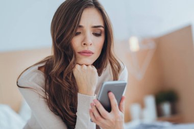 Üzgün genç kadın onun smartphone vasıl arıyor