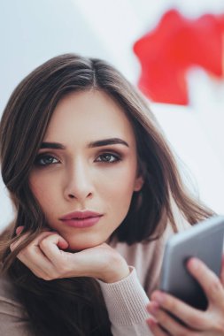 Hüzünlü bir düşünceli kadın portresi