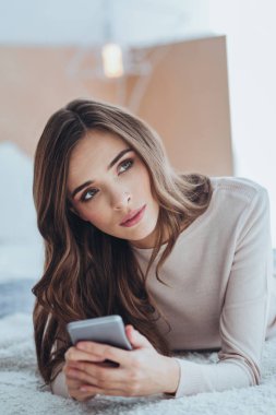 Bir ileti için bekleyen hüzünlü güzel kadın