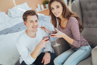 Sana bakarken mutlu evli çift