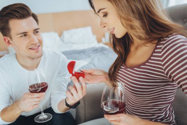 Neşeli genç kadın yüzüğe arıyor