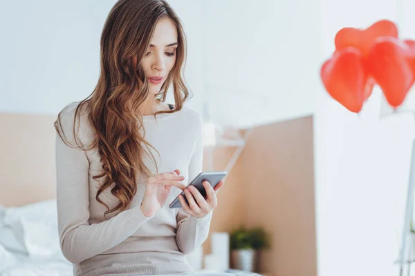 Aangename mooie vrouw op zoek naar een telefoonnummer — Stockfoto