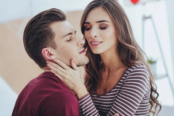 Mutlu genç kadın sevgilisi sarılma