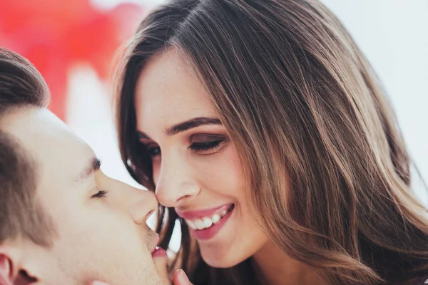 Mujer atractiva feliz sonriendo — Foto de Stock