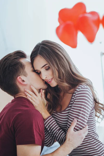 Ευχάριστη νεαρός φιλιά την κοπέλα του — Φωτογραφία Αρχείου