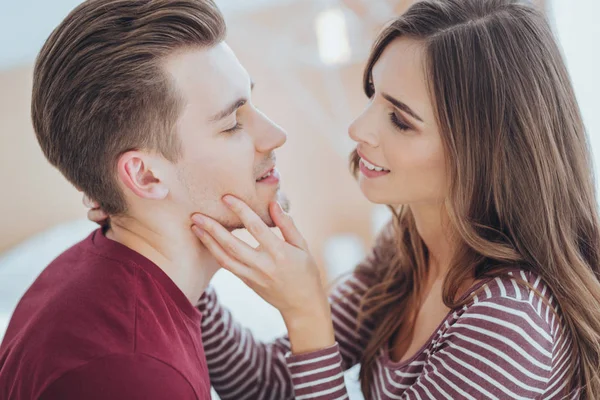 Birbirine bakarak olumlu genç çift