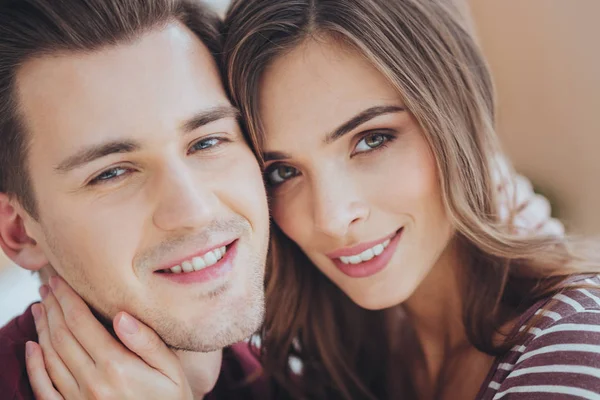 Retrato de una feliz pareja agradable —  Fotos de Stock