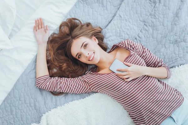 Mujer atractiva positiva sonriendo —  Fotos de Stock