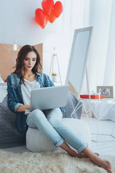 Mujer joven y seria que trabaja en casa — Foto de Stock