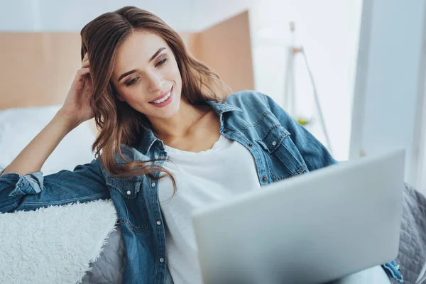 Freudige positive Frau, die zu Hause ruht — Stockfoto