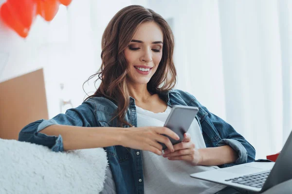 Mujer feliz inteligente comprobando mensajes — Foto de Stock