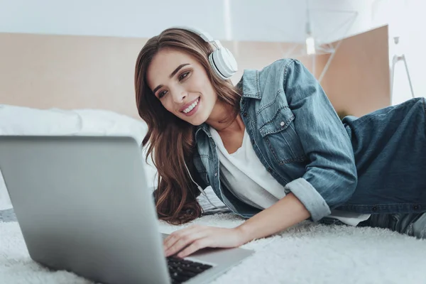 Feliz mujer alegre navegando por Internet — Foto de Stock