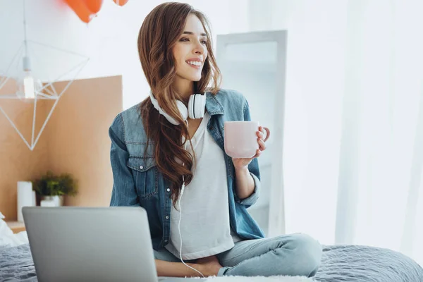 Agradable mujer encantada sosteniendo una taza de té — Foto de Stock