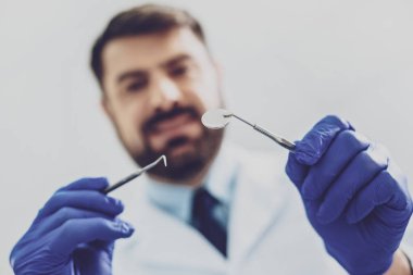 Bu holding tıbbi alet odaklı resmi erkek için eller