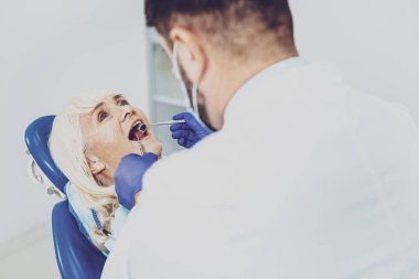 Memnun emekli açılmış ağzıyla oturan