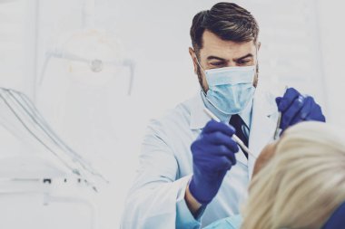 Esmer adam klinikte çalışmaya konsantre