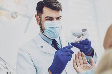 Portre memnun esmer adam işinin başında olacağına