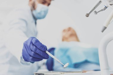 Erkek odaklı resmi el bu holding enstrüman