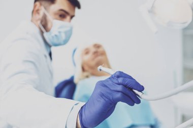 Esmer adam diş dolapta çalışma konsantre