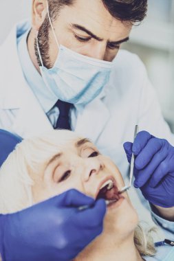 Portresi ciddi adam o klinikte çalışan