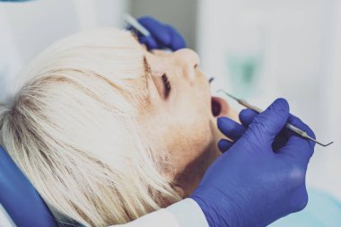 Erkek elleri kadar yakın o kullanarak araç