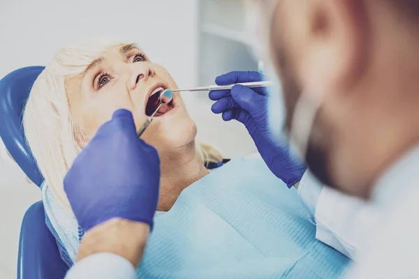 Professionele stomatologist behandeling van de patiënt — Stockfoto