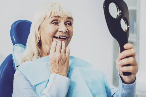 Retrato de fêmea encantada que examinando seus dentes — Fotografia de Stock