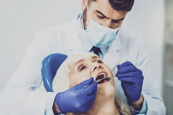 Close up van bevoegde stomatologist terwijl u werkt — Stockfoto