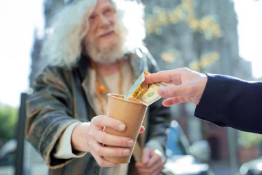 İyi kalpli adam yardım evsiz dışarıda