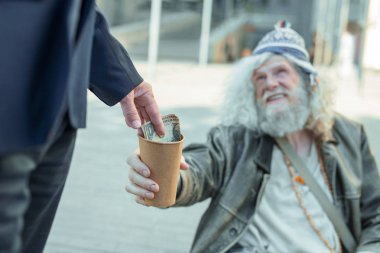 Bir dolarlık banknot için zavallı Sokak müzisyeni veren işadamı