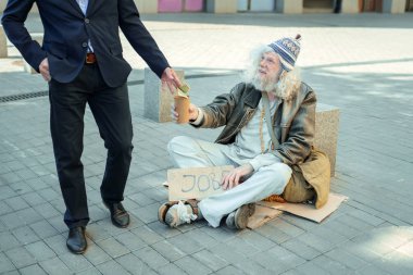 İş için yalvarıyor evsiz sigara konformist