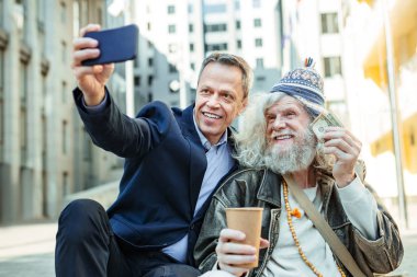 Komik yaşlı hippi adam geniş gülümsüyor