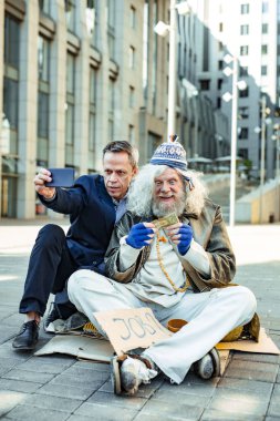 Yaşlı evsiz hippi yardım sonra şaşırmış gibi hissediyor