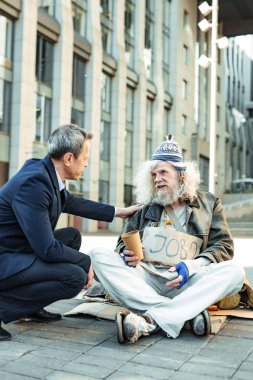 Yaşlı hippi devlet memuruna söz kaçak