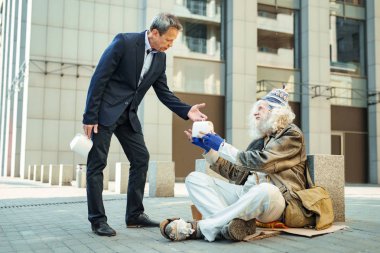 Yiyecek bir şeyler için zavallı mülteci veren iyi kalpli sadaka adam