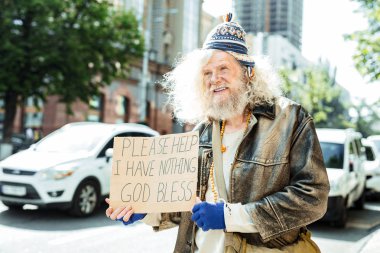 Sokağın ortasında durup yardım kaçak soran açlıktan