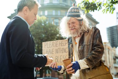 İşadamı aç mülteci yardım bakım