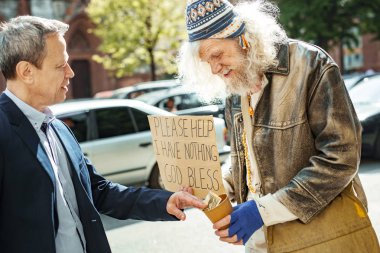 Evsizlere yemek için para veren beyaz yakalı işçi