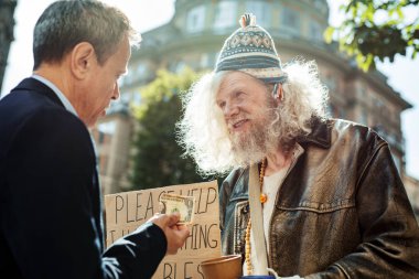 Yaşlı adam sokak adama para desteği sağlama