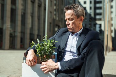 İşten sonra kendini kötü hissediyor adam kapılmış keder