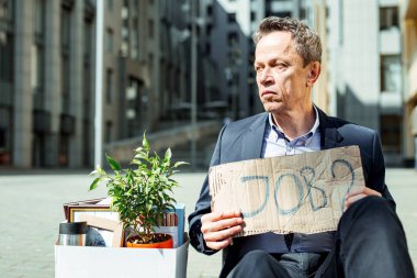 Umutsuz adam. Emekli yaşlı buruşuk adam aile desteklemek için iş arama yaparken son derece umutsuz hissediyorum