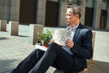 İşten sonra şaşkın duygu siyah takım elbise giyen kırışık yaşlı adam