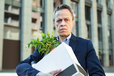 Yeni ofise taşıma yaşlı ofis müdürü