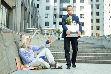 Adam para için yalvarıyor evsiz kişi tarafından geçen ateş