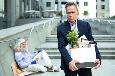 Kara gözlü adam ile kişisel eşya taşıma çantası